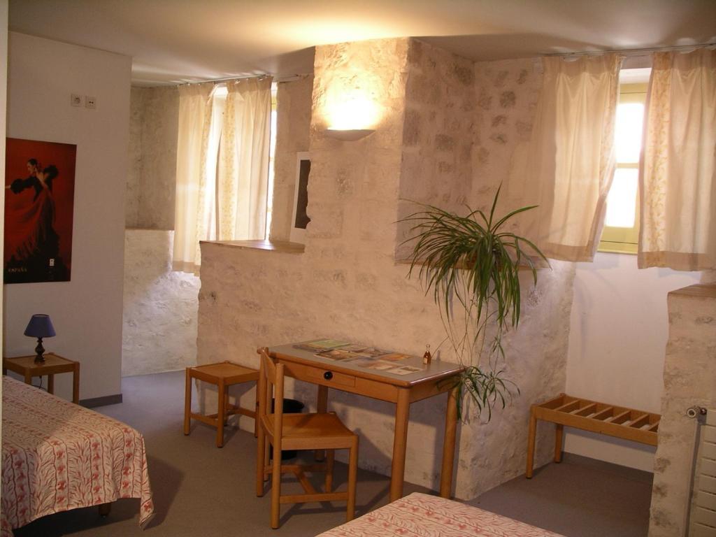 Abbaye Royale Ξενοδοχείο Saint-Jean-dʼAngély Δωμάτιο φωτογραφία