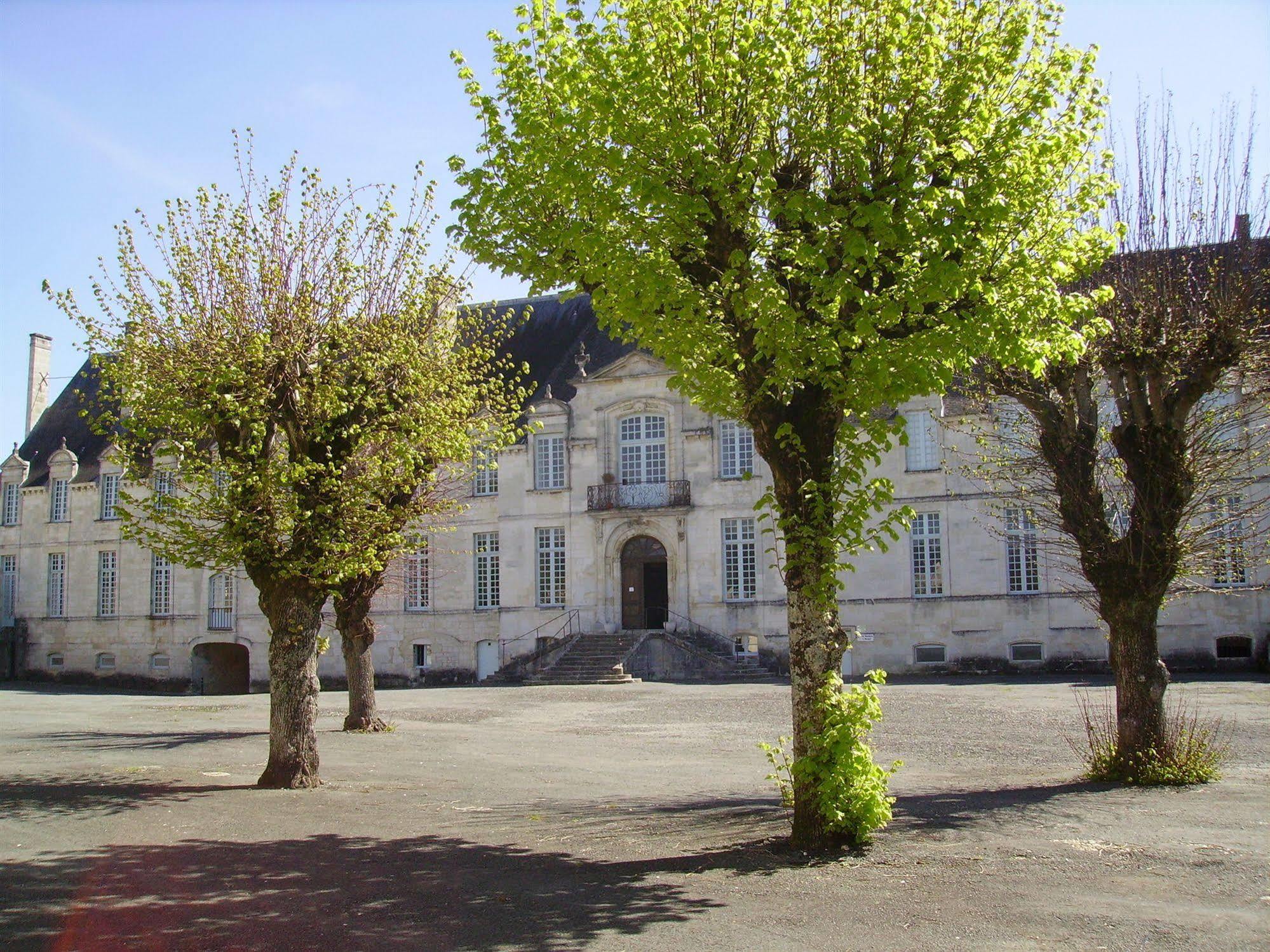 Abbaye Royale Ξενοδοχείο Saint-Jean-dʼAngély Εξωτερικό φωτογραφία